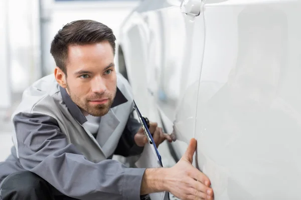 Bil mekaniker undersöka bilen — Stockfoto