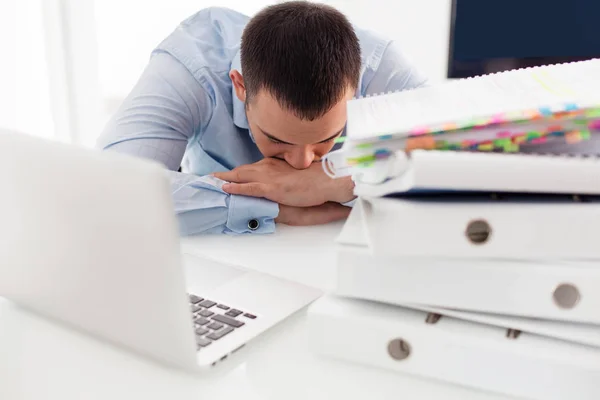 Geschäftsmann schläft am Schreibtisch — Stockfoto