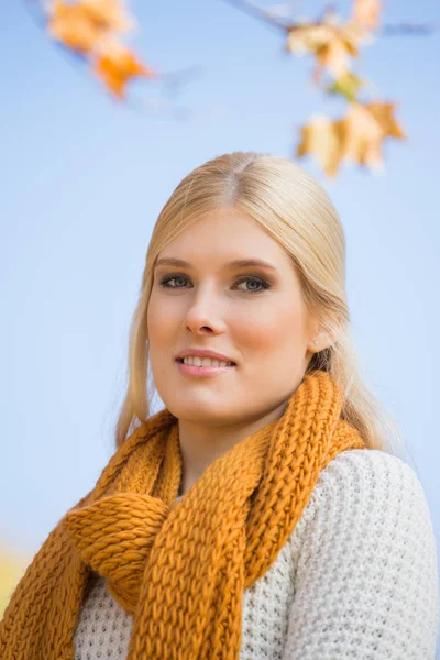 Hermosa mujer sonriendo — Foto de Stock