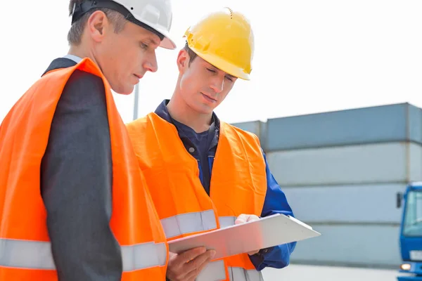 Werknemers bespreken over Klembord — Stockfoto