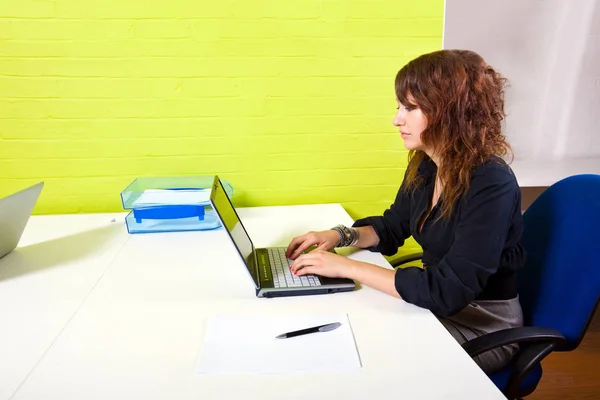 Femme travaillant à l'ordinateur — Photo