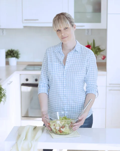 Femme faisant de la salade — Photo