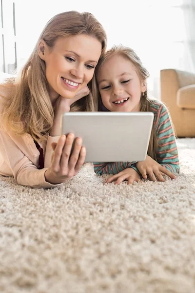 Mãe e filha usando tablet digital — Fotografia de Stock