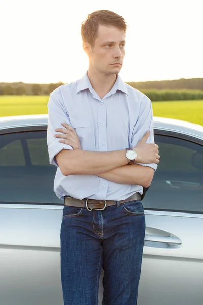 Uomo in piedi in auto in campagna — Foto Stock