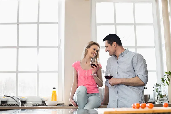 Pareja feliz bebiendo vino tinto — Foto de Stock