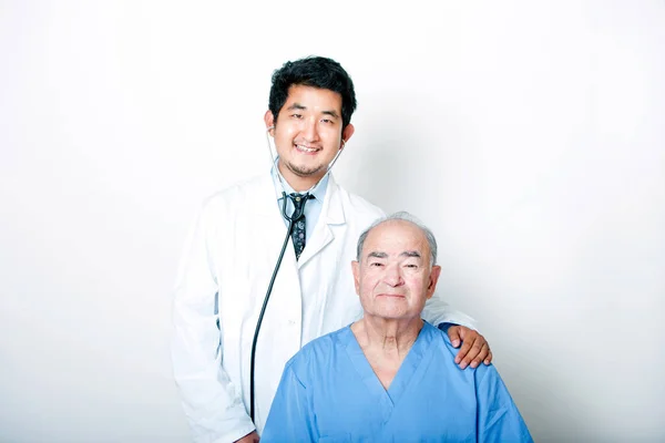 Asijské doktor s Senior pacienta — Stock fotografie