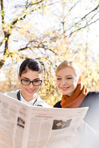 Gelukkig zakenvrouwen krant lezen — Stockfoto