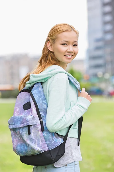 Счастливая молодая женщина с рюкзаком — стоковое фото