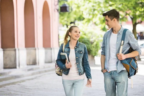 Jóvenes amigos universitarios caminando — Foto de Stock