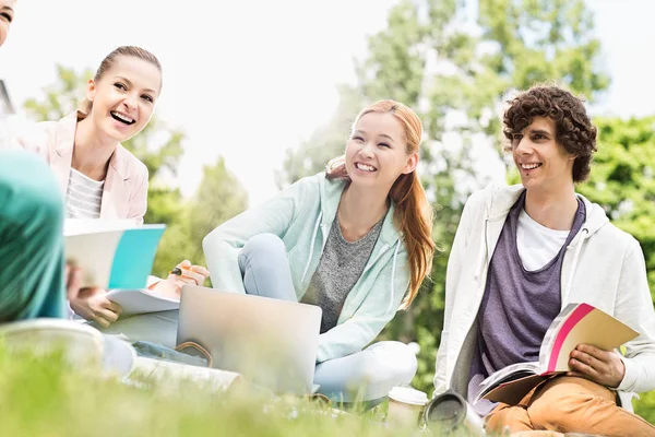 Universitaire studenten studeren op gras — Stockfoto