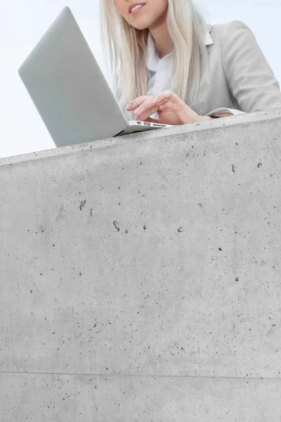 Jeune femme d'affaires utilisant un ordinateur portable — Photo