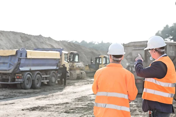 Supervisor explaining plan to colleague — Stock Photo, Image