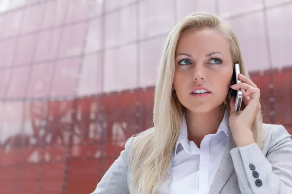 Empresária se comunicando no telefone móvel — Fotografia de Stock