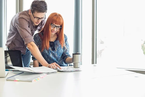 Empresarios analizando archivo — Foto de Stock