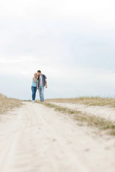 Casal em pé no caminho no campo — Fotografia de Stock