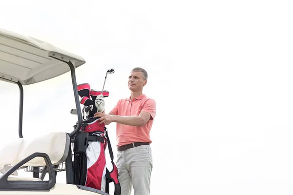 Thoughtful middle-aged man playing golf — Stock Photo, Image