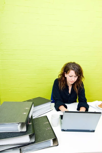 Junge Frau arbeitet am Laptop — Stockfoto