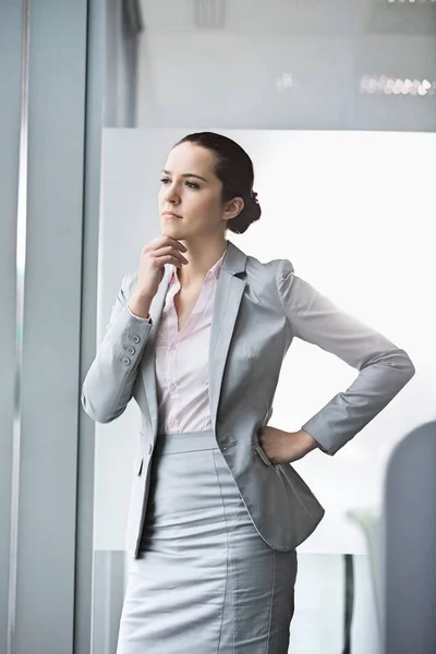 Pensativa mujer de negocios en el cargo —  Fotos de Stock