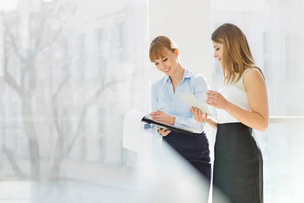 Mujeres de negocios sonrientes con tableta PC —  Fotos de Stock