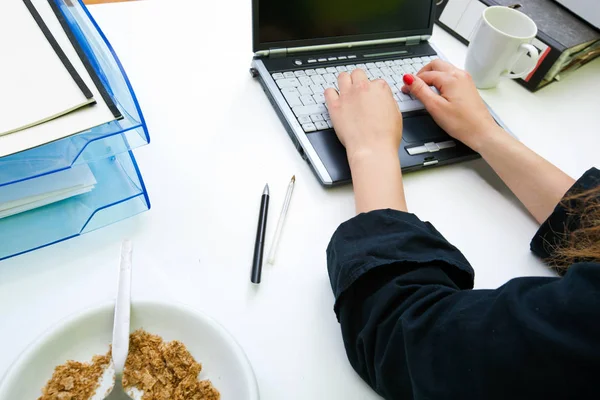 Woman typing on laptop — Stock Photo, Image