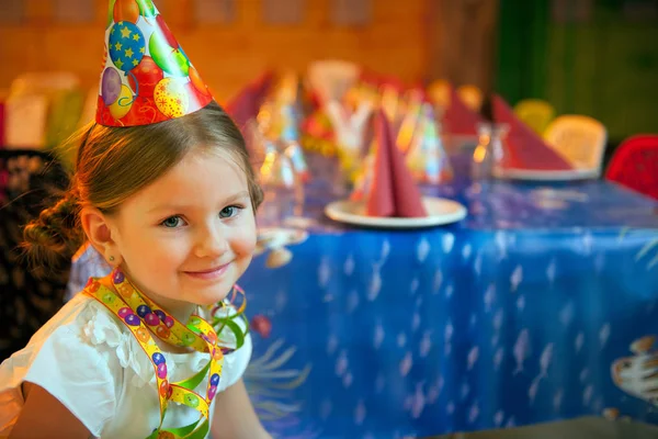 Menina na mesa de aniversário — Fotografia de Stock