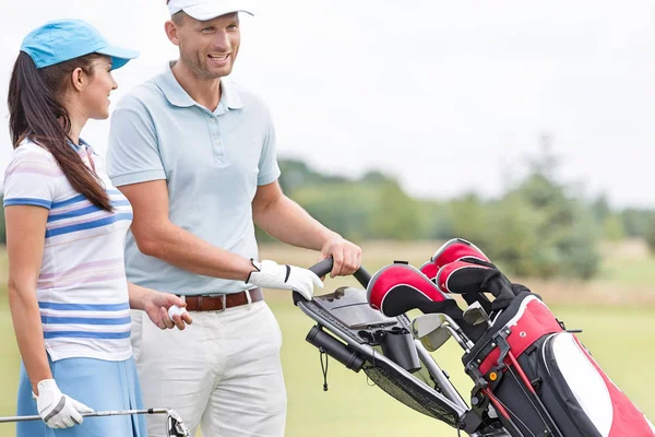 Happy friends at golf course — Stock Photo, Image