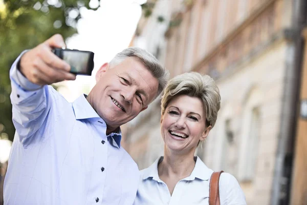 Cheerful middle-aged couple taking selfie — Stock Photo, Image