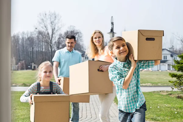 Family with cardboard boxes — Stock Photo, Image