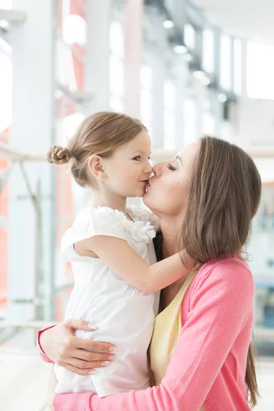 Mor och dotter kramas — Stockfoto