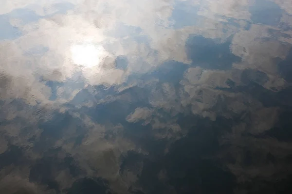 Moln reflektion i vatten — Stockfoto