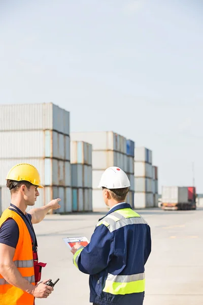 Workers discussing in shipping yard — Stock Photo, Image