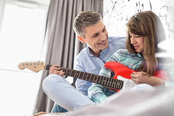 父亲和女儿玩电吉他 — 图库照片