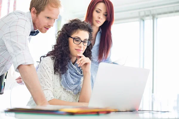 Compañeros de negocios creativos usando laptop — Foto de Stock