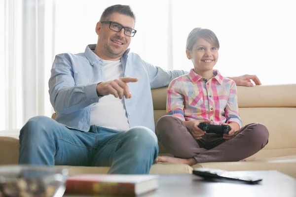 Père et fille jouant à un jeu vidéo — Photo