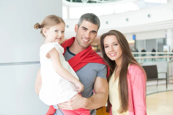 Padre e madre in posa con figlia — Foto Stock