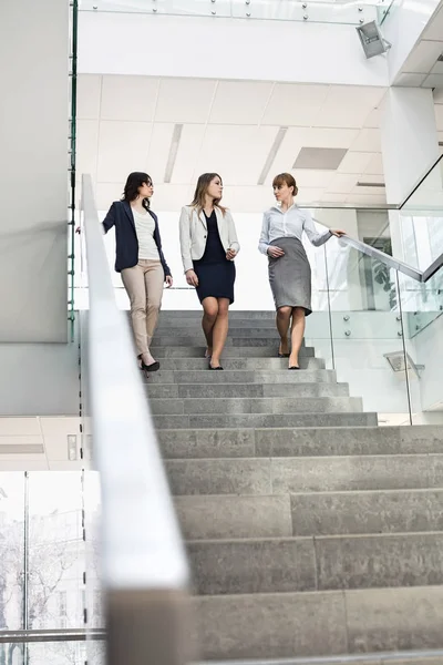 Donne d'affari che conversano in ufficio — Foto Stock