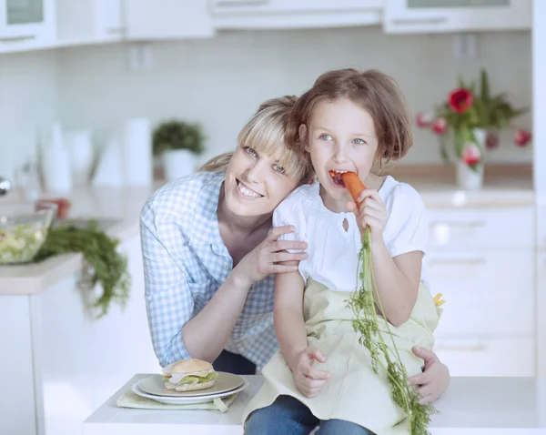 Girl eating carrot — Stock Photo, Image