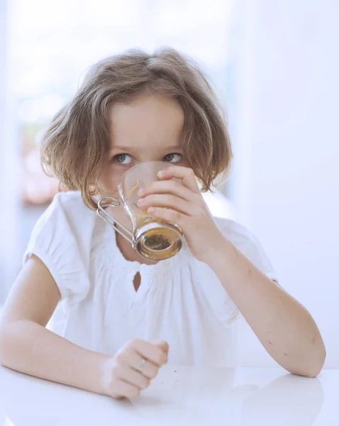 Chica bebiendo taza de té — Foto de Stock