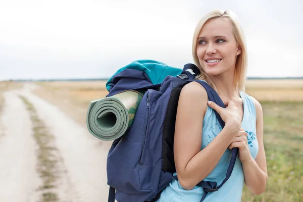 Hermosa mujer con mochila —  Fotos de Stock