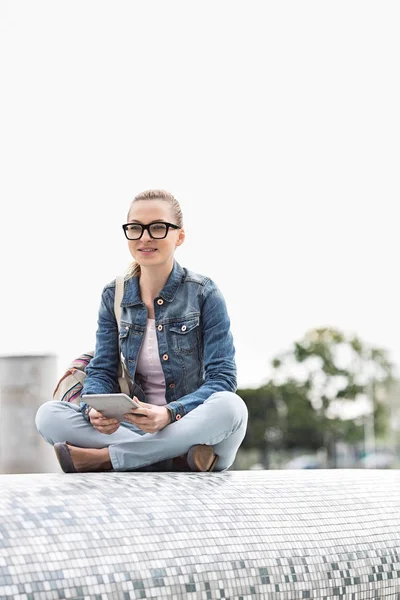 Vrouwelijke student met digitale tablet — Stockfoto