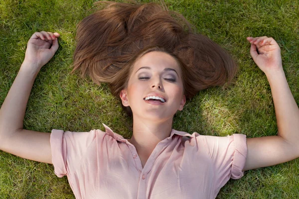 Vrouw liggend in gras — Stockfoto