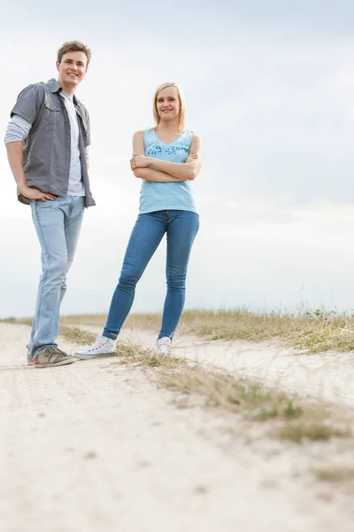Couple standing on trail — Stock Photo, Image