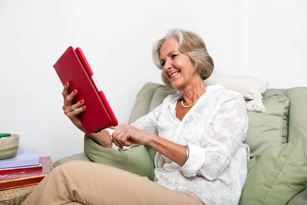 Äldre kvinna med tablett — Stockfoto