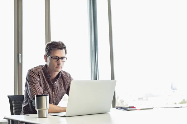 Zakenman met laptop — Stockfoto