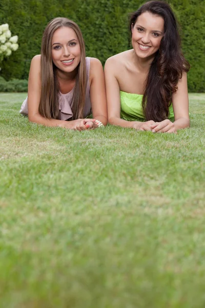 Amigas relajándose en el parque — Foto de Stock