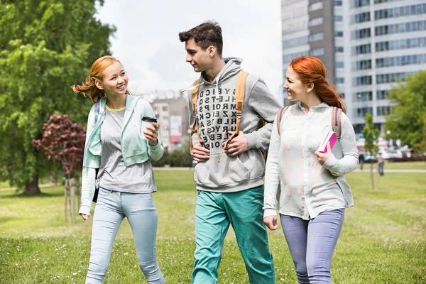 Unga vänner på college campus — Stockfoto