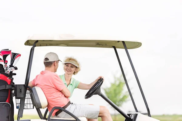 Mulher feliz e homem no carrinho de golfe — Fotografia de Stock