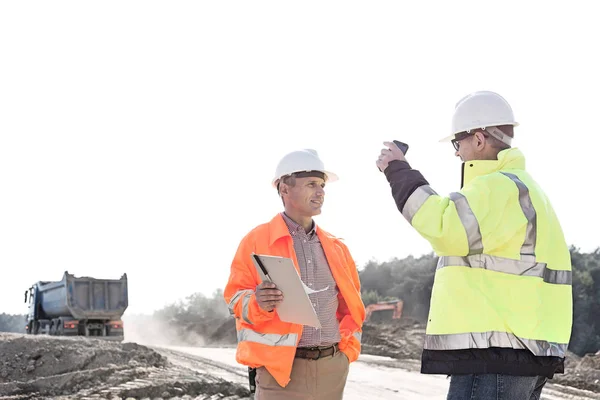 Supervisors discussing at construction site — Stock Photo, Image