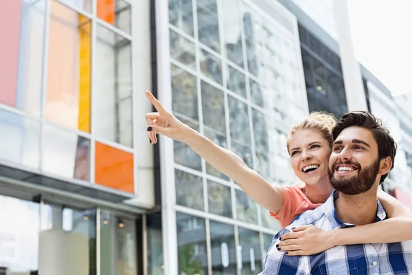 Mujer alegre mostrando algo al hombre — Foto de Stock