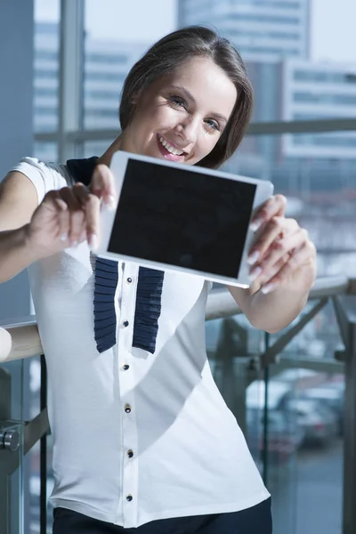 Zakenvrouw met digitale tablet — Stockfoto